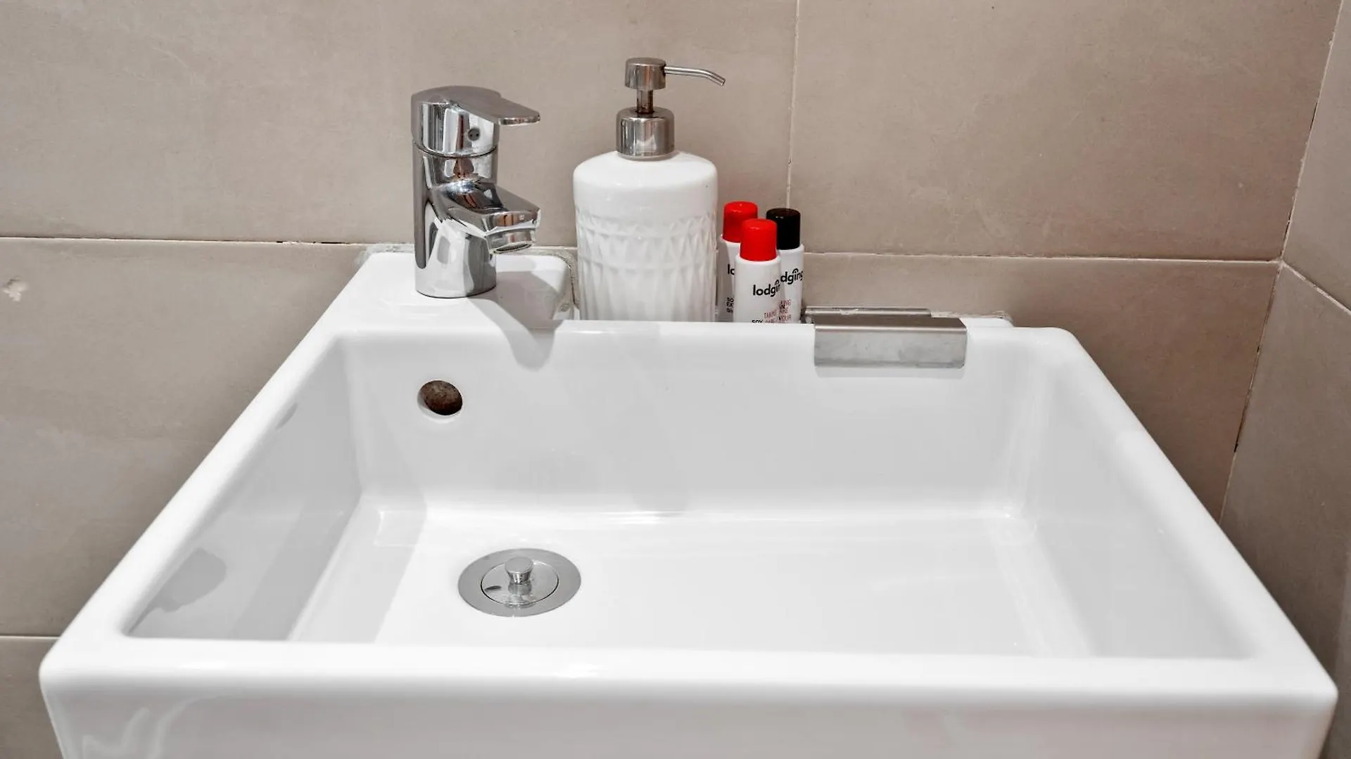 Recently Renovated 2 Bedroom Apartment In Eixample バルセロナ