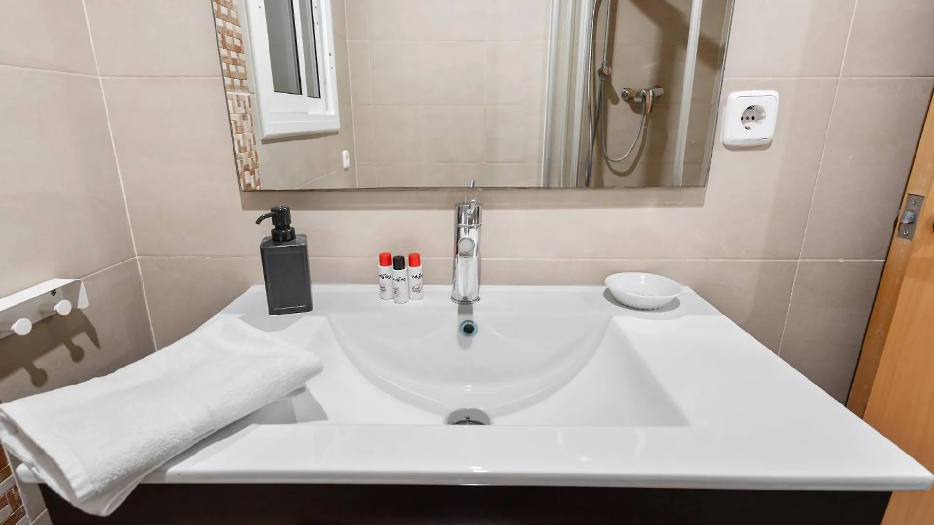 Recently Renovated 2 Bedroom Apartment In Eixample バルセロナ