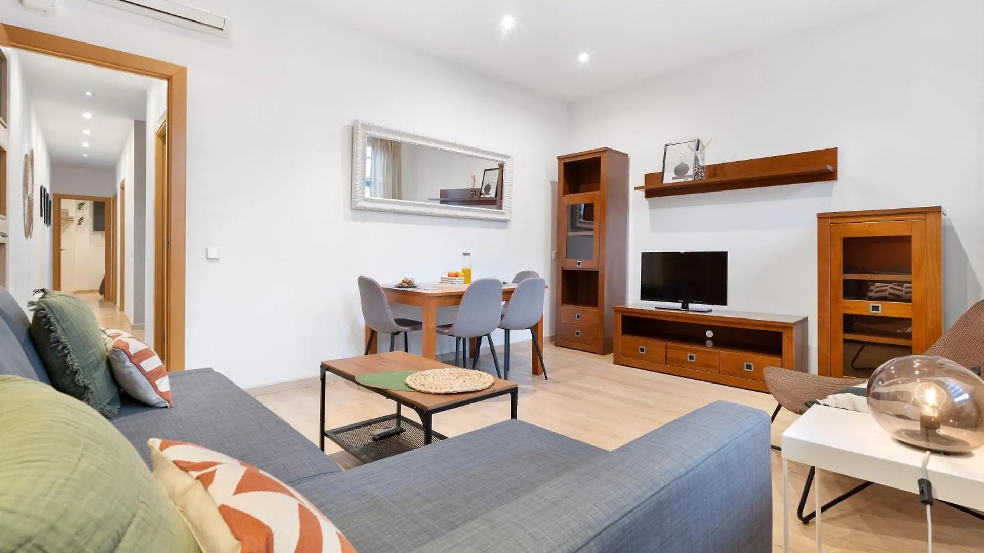 Recently Renovated 2 Bedroom Apartment In Eixample バルセロナ スペイン
