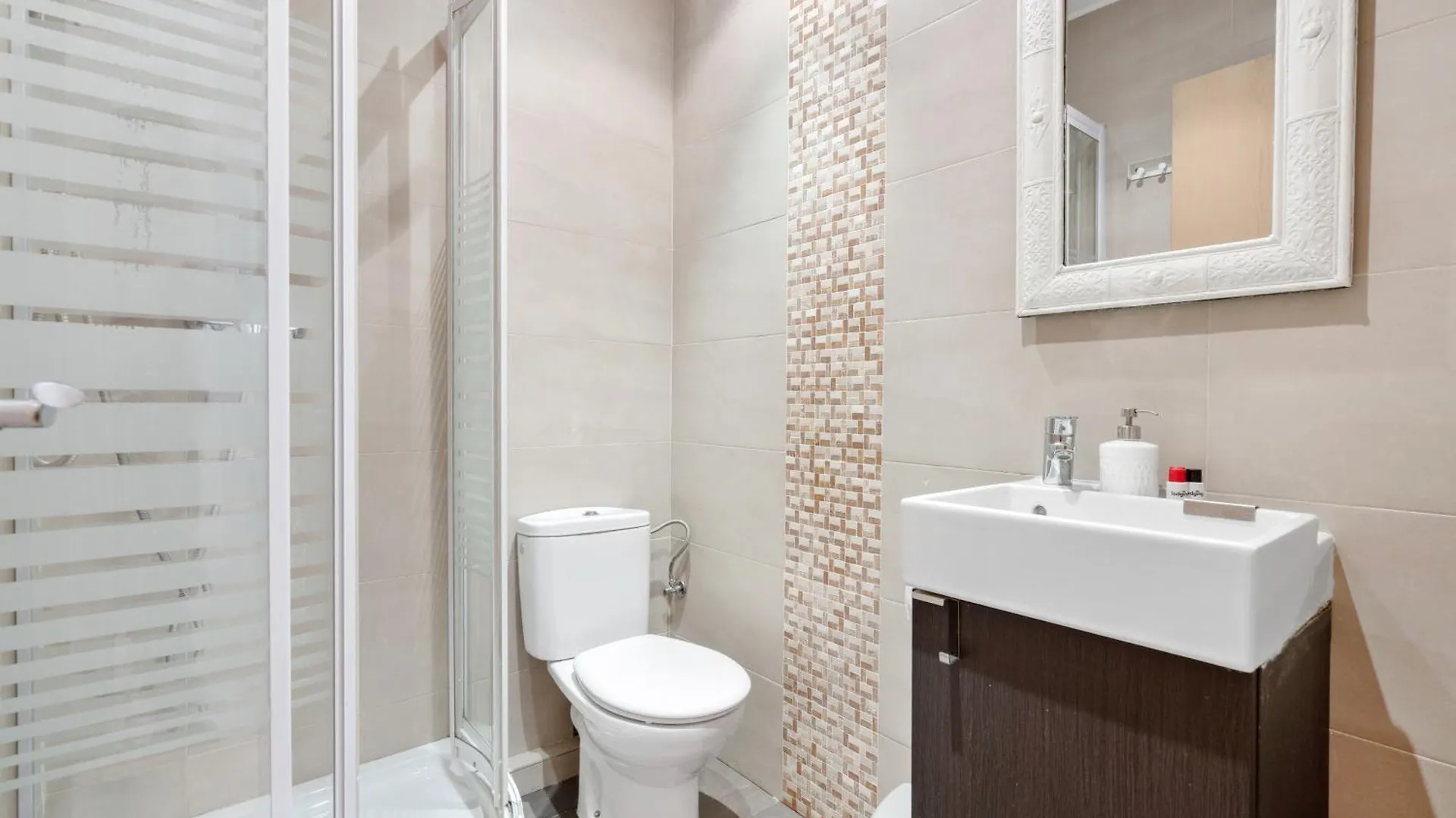 Recently Renovated 2 Bedroom Apartment In Eixample バルセロナ
