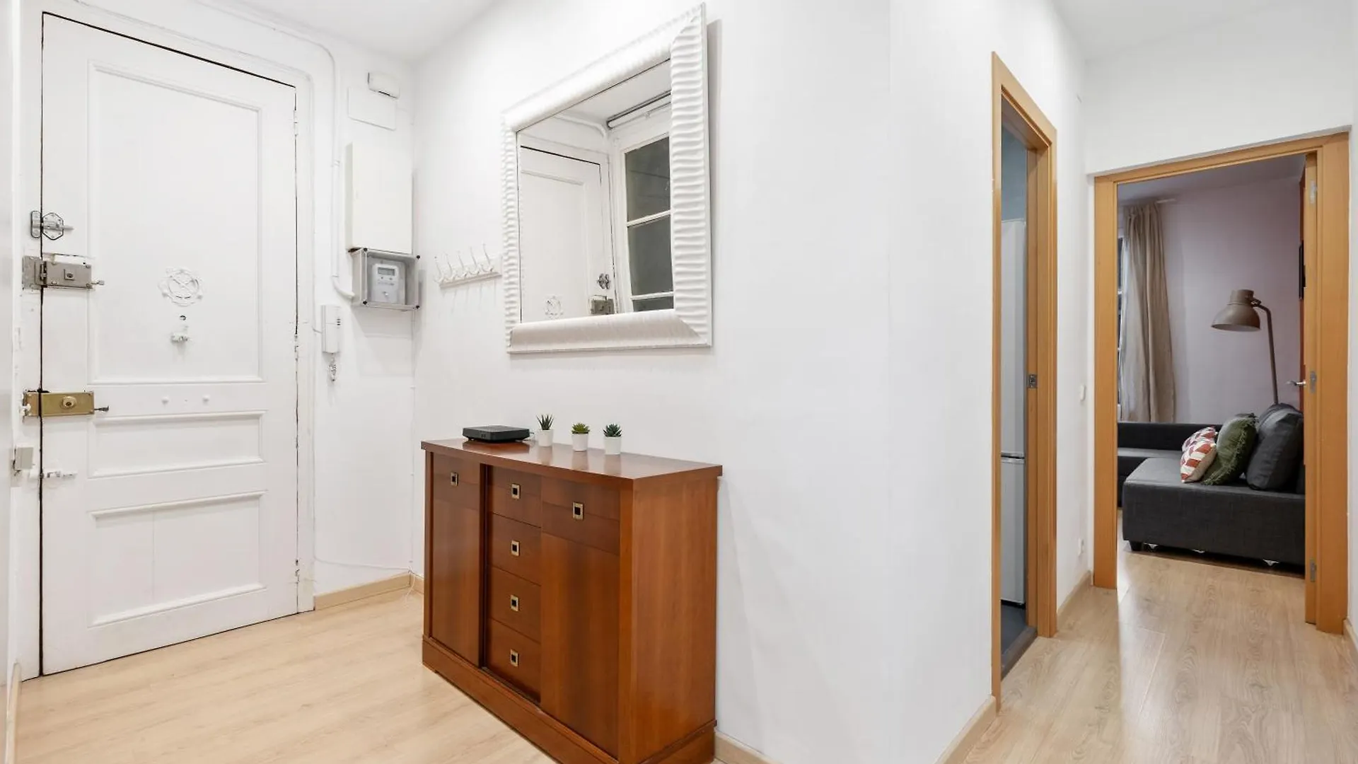 Recently Renovated 2 Bedroom Apartment In Eixample バルセロナ スペイン