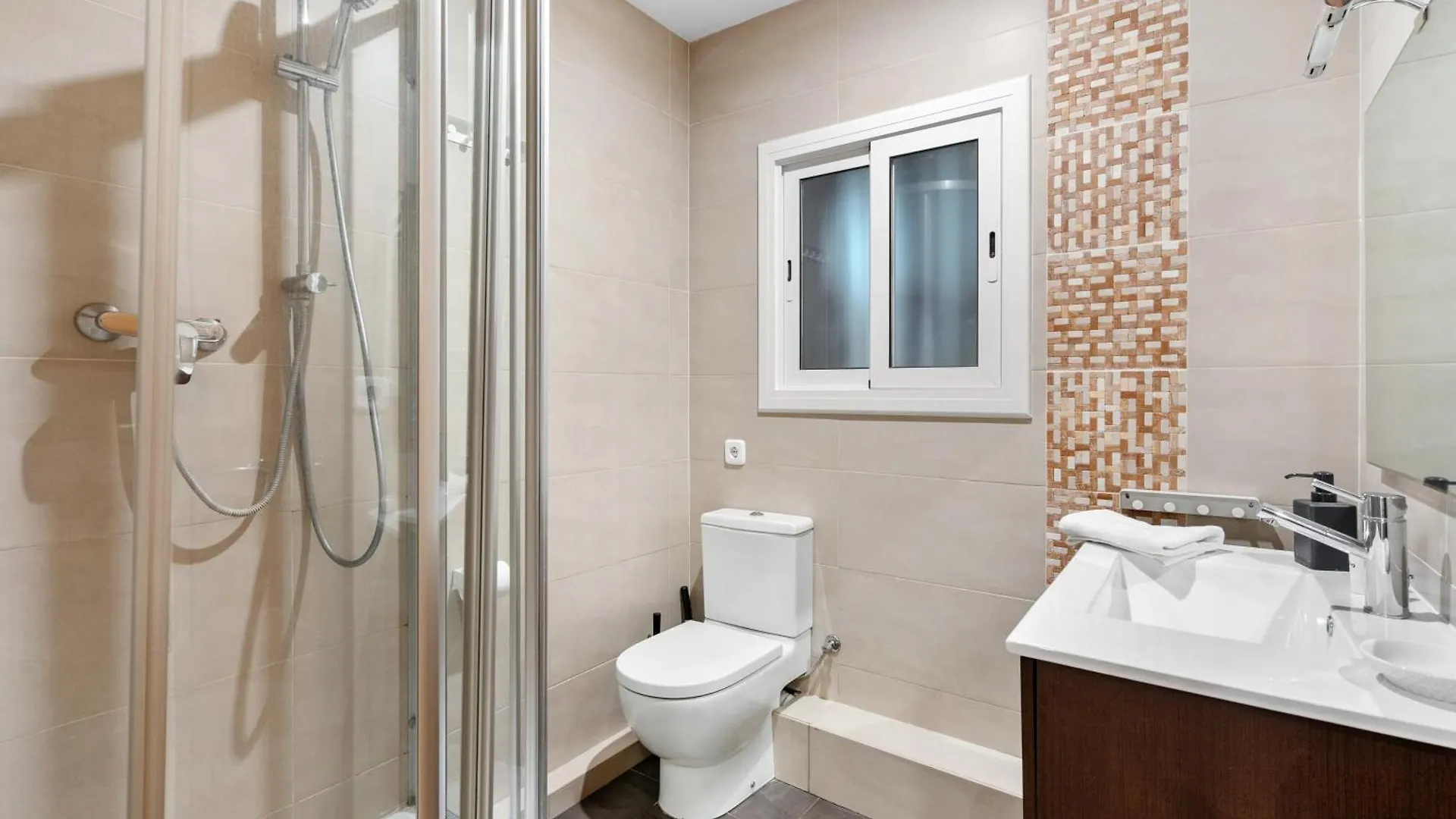 Recently Renovated 2 Bedroom Apartment In Eixample バルセロナ スペイン